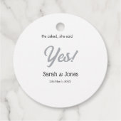 彼はプロポーズして、彼女はイエスと答えた シンプルな銀の指輪 フェイバータグ (裏面)