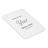 彼はプロポーズして、彼女はイエスと答えた シンプルな銀の指輪 マグネット (右側)