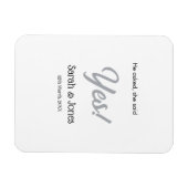 彼はプロポーズして、彼女はイエスと答えた シンプルな銀の指輪 マグネット (横)