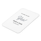 彼はプロポーズして、彼女はイエスと答えた シンプルな銀の指輪 マグネット (左側)