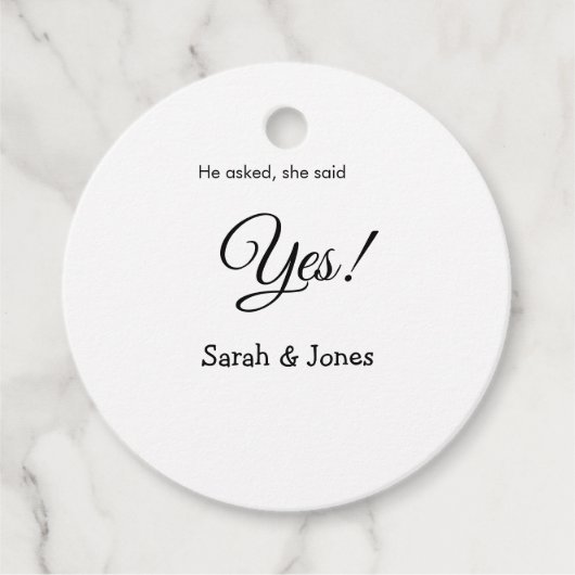 彼はプロポーズして、彼女はイエスと言った。シンプルでミニマルなエンゲージメント フェイバータグ (正面)