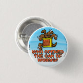彼はミミズの缶を開けた 缶バッジ (正面&裏面)