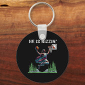 彼はリズィンイースターおもしろいイエズバイスケットミームメンズ キーホルダー (正面)