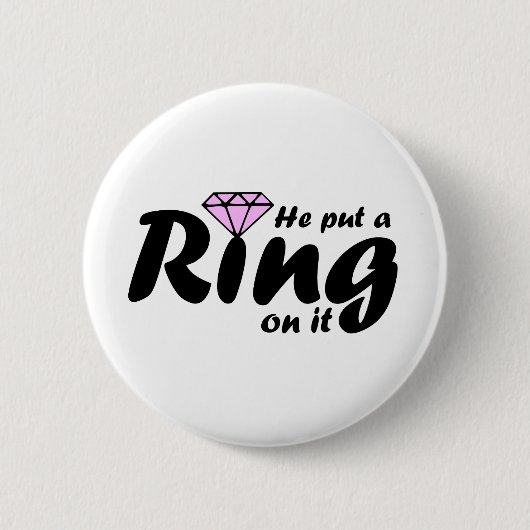 彼はリングや輪を着た – 花嫁のために 缶バッジ (正面)