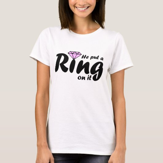 彼はリングや輪を着た – 花嫁のために Tシャツ (正面)