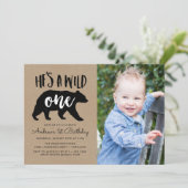 彼はワイルドなワンフォトファースト誕生日 招待状 (スタンド正面)