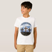 彼は主の祈りの言葉と共に3つの険しい十字架を上げた Tシャツ (正面フル)