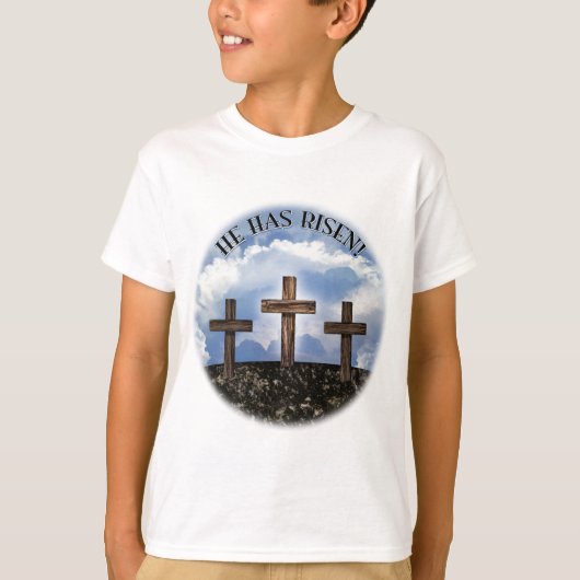 彼は主の祈りの言葉と共に3つの険しい十字架を上げた Tシャツ (正面)