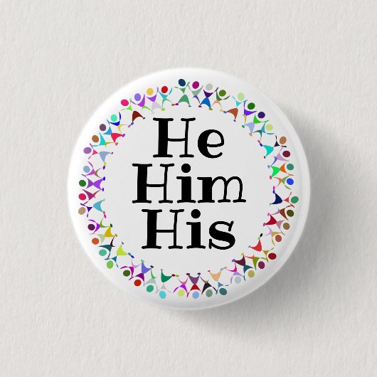 彼は代名詞を姿圏に置く 缶バッジ (正面)