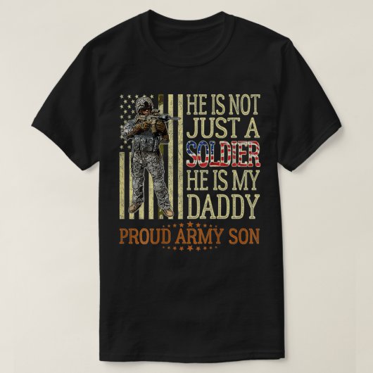 彼は単なる兵士ではない彼は私のパパ軍誇りを持っただ Tシャツ (デザイン正面)