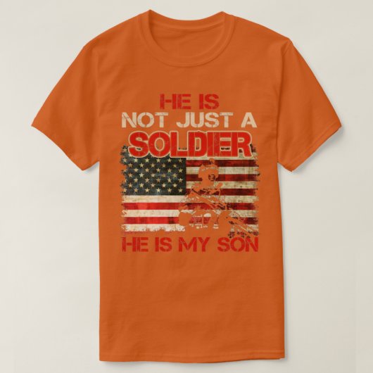 彼は単なる兵士ではない彼は私の息子アメリカ人の旗だ Tシャツ (デザイン正面)