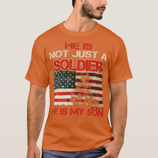 彼は単なる兵士ではない彼は私の息子アメリカ人の旗だ Tシャツ
