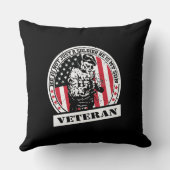 彼は単なる兵士ではない、彼は私の息子である – 退役軍人 クッション (裏面)