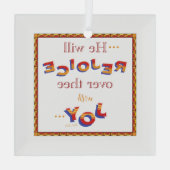 "彼は喜ぶ"赤い文字とKJV引用文 ガラスオーナメント (裏面)