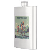 彼は女性のサイクリングを攻撃する制限時間に来ている フラスク (左)