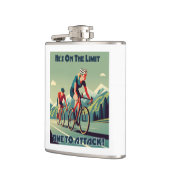 彼は女性のサイクリングを攻撃する制限時間に来ている フラスク (左)