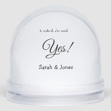 彼は尋ね、彼女はイエスと答えた シンプル ミニマルなエンゲージメント