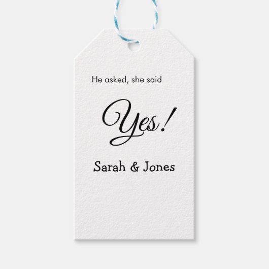 彼は尋ね、彼女はイエスと答えた シンプル ミニマルなエンゲージメント ギフトタグ (正面)
