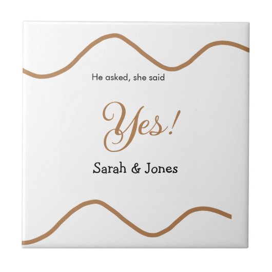 彼は尋ね、彼女はイエスと答えた シンプル ミニマルなエンゲージメント タイル (正面)