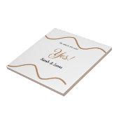 彼は尋ね、彼女はイエスと答えた シンプル ミニマルなエンゲージメント タイル (側面)