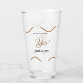 彼は尋ね、彼女はイエスと答えた シンプル ミニマルなエンゲージメント タンブラーグラス (裏面)