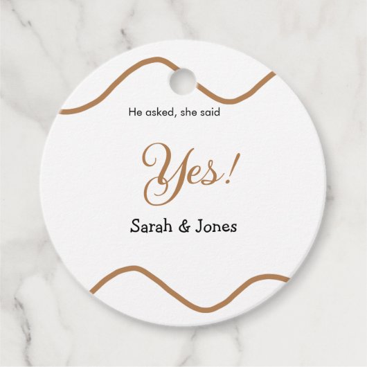 彼は尋ね、彼女はイエスと答えた シンプル ミニマルなエンゲージメント フェイバータグ (正面)