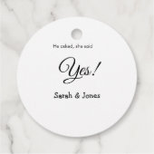 彼は尋ね、彼女はイエスと答えた シンプル ミニマルなエンゲージメント フェイバータグ (裏面)