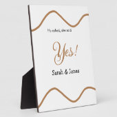 彼は尋ね、彼女はイエスと答えた シンプル ミニマルなエンゲージメント フォトプラーク (側面)