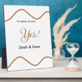 彼は尋ね、彼女はイエスと答えた シンプル ミニマルなエンゲージメント フォトプラーク (側面)