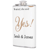彼は尋ね、彼女はイエスと答えた シンプル ミニマルなエンゲージメント フラスク (左)