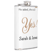 彼は尋ね、彼女はイエスと答えた シンプル ミニマルなエンゲージメント フラスク (右)