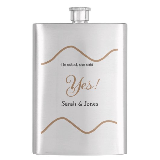 彼は尋ね、彼女はイエスと答えた シンプル ミニマルなエンゲージメント フラスク (正面)