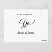 彼は尋ね、彼女はイエスと答えた シンプル ミニマルなエンゲージメント ポストカード (裏面)