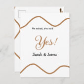 彼は尋ね、彼女はイエスと答えた シンプル ミニマルなエンゲージメント ポストカード (正面/裏面)