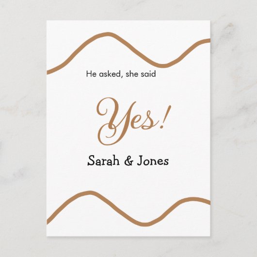 彼は尋ね、彼女はイエスと答えた シンプル ミニマルなエンゲージメント ポストカード (正面)