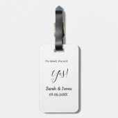 彼は尋ね、彼女はイエスと答えた シンプル ミニマルなエンゲージメント ラゲッジタグ (裏面縦)