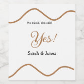 彼は尋ね、彼女はイエスと答えた シンプル ミニマルなエンゲージメント ワインラベル (シングルラベル)