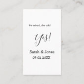 彼は尋ね、彼女はイエスと答えた シンプル ミニマルなエンゲージメント 名刺 (裏面)