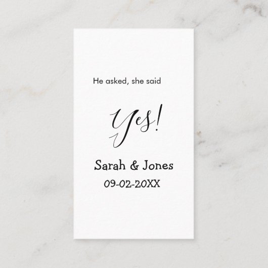 彼は尋ね、彼女はイエスと答えた シンプル ミニマルなエンゲージメント 名刺 (裏面)