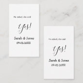 彼は尋ね、彼女はイエスと答えた シンプル ミニマルなエンゲージメント 名刺 (正面/裏面)