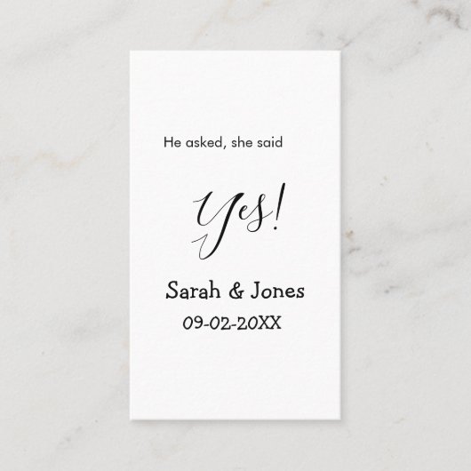 彼は尋ね、彼女はイエスと答えた シンプル ミニマルなエンゲージメント 名刺 (正面)