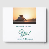 彼は尋ね、彼女はイエスと言った 青と緑の写真 結婚する ゲストブック (裏面)