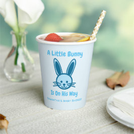 彼は少しバニーが行く途中だ 紙コップ