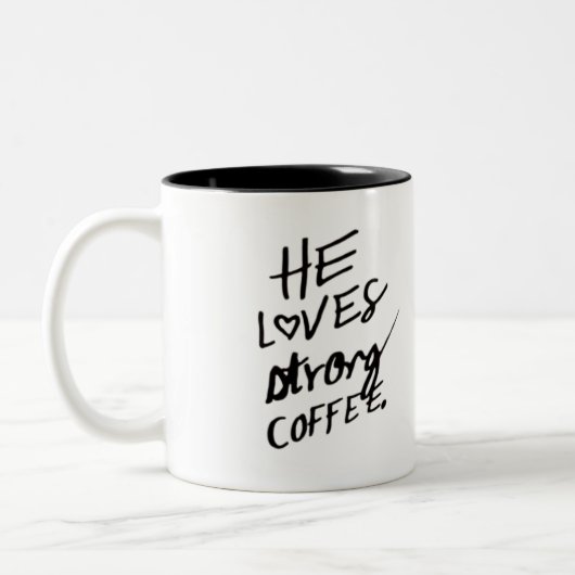 彼は強いコーヒー・マグを愛します ツートーンマグカップ (左)