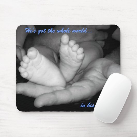 彼は彼の手のマウスパッドの全世界を持っています マウスパッド (マウス)