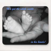 彼は彼の手のマウスパッドの全世界を持っています マウスパッド (正面)