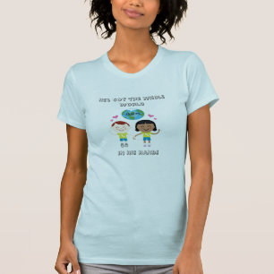 彼は彼の手のTシャツの全世界を持っています Tシャツ