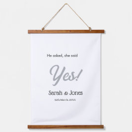 彼は彼女にプロポーズして、彼女はイエスと答えた シンプルな銀のデータ 吊り下げ型タペストリー