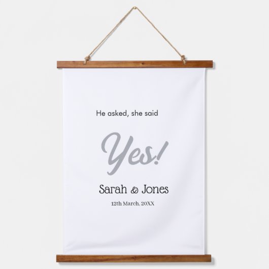 彼は彼女にプロポーズして、彼女はイエスと答えた シンプルな銀のデータ 吊り下げ型タペストリー (正面)