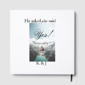 彼は彼女にプロポーズして、彼女はイエスと言った。エンゲージメントフォトの名前スタイリスト ゲストブック (裏面)